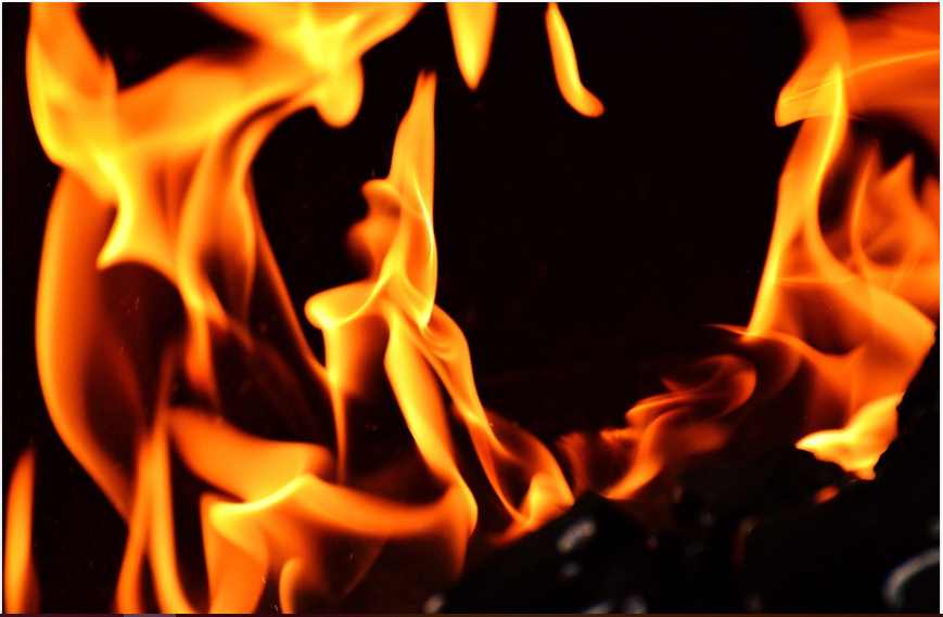 Mujer rocía diésel y quema vivo a su pareja mientras dormía