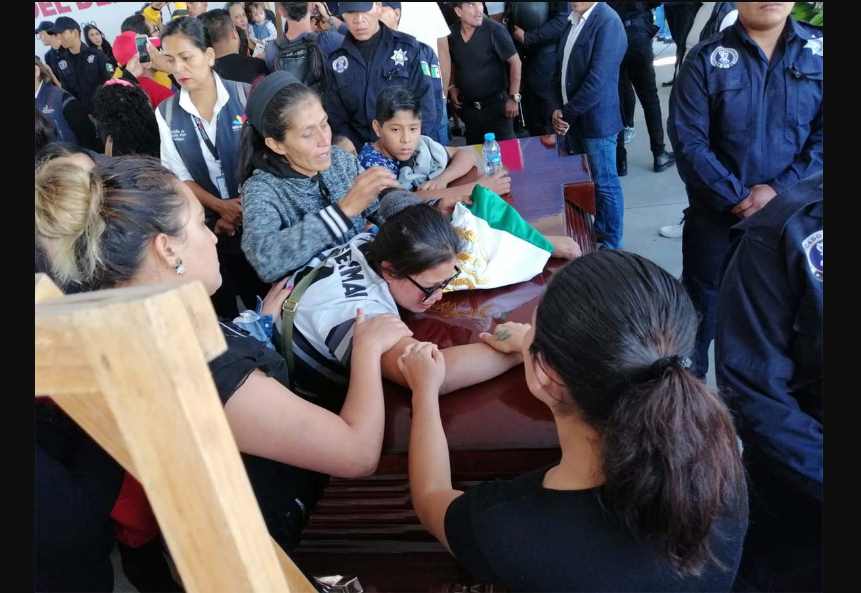 Con homenaje triste despiden a policías emboscados y asesinados en Michoacán