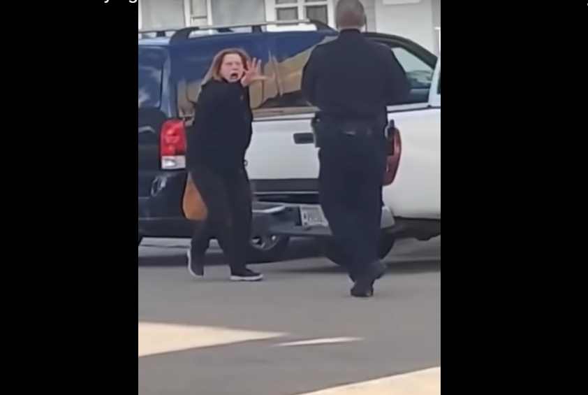 Mujer intenta “exorcizar” a policía en gasolinería en vísperas de Halloween|VIDEO
