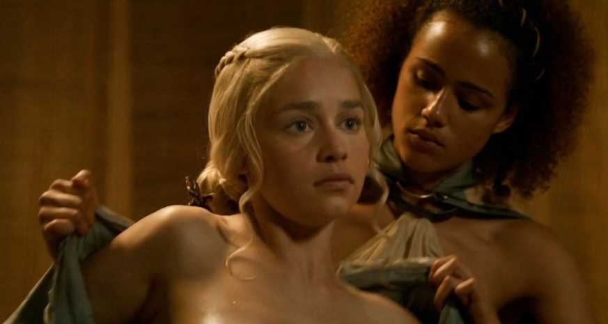 Emilia Clarke: Revela que lloraba antes de desnudarse en ‘Game of Thrones’
