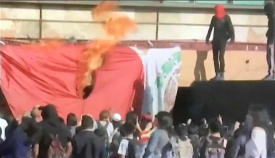 Encapuchados queman bandera de México en la Rectoría de la UNAM