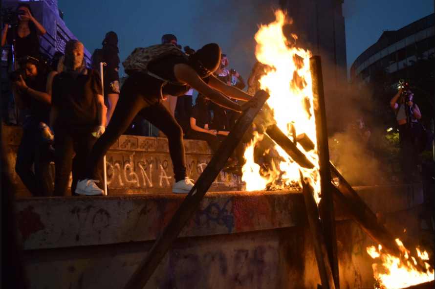 Manifestantes tumban valla del Monumento a Cuauhtémoc y prenden fuego |VIDEO