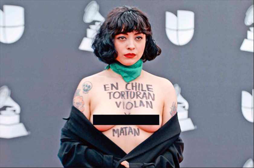 La cantante Mon Laferte muestra sus pechos en los Grammy Latinos para protestar contra la violencia en Chile