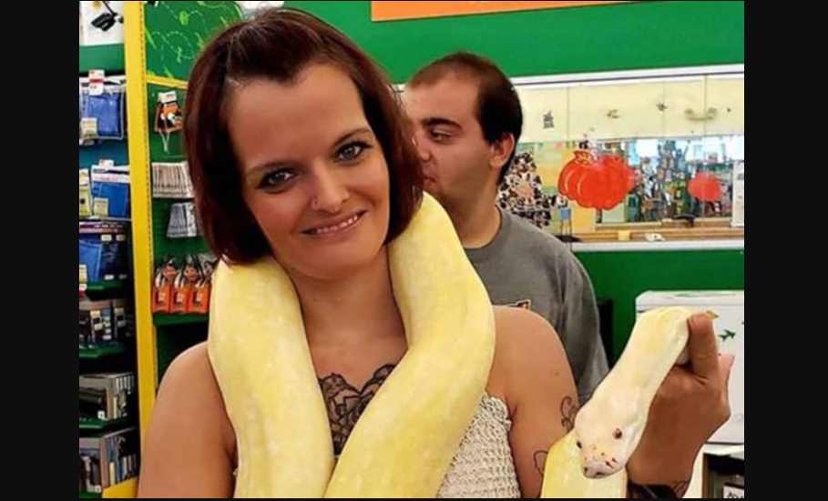 Mujer que vivía entre serpientes, fue hallada muerta con pitón sobre garganta