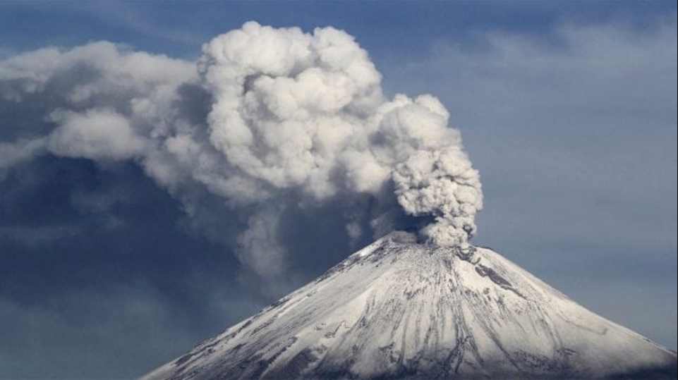 Popocatépetl registra explosión y lanza fragmentos incandescentes