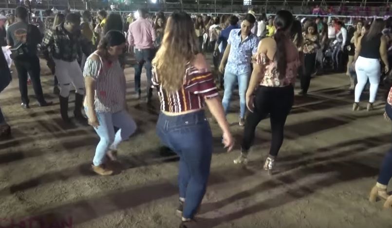 Chicas de pueblo sorprenden con bailes zapateados | VIDEO