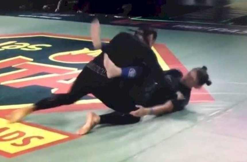 Peleadora de UFC le quiebra el brazo a su oponente (video)