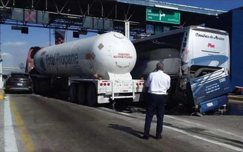 Choca pipa contra caseta en autopista a Lagos de Moreno Jalisco