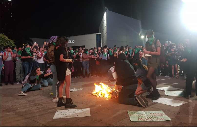 Diputado de Nuevo León llama “feminazis” a mujeres que quemaron libros homofóbicos