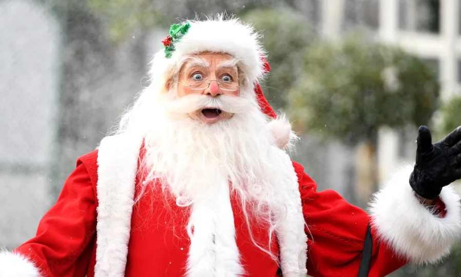 Falso Santa Claus asalta banco y lanza el dinero al aire gritando “¡Feliz Navidad!”