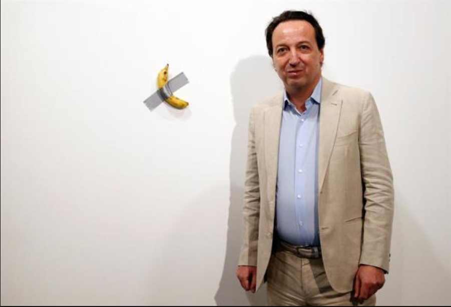 Venden plátano con cinta adhesiva en 2 md en feria de arte