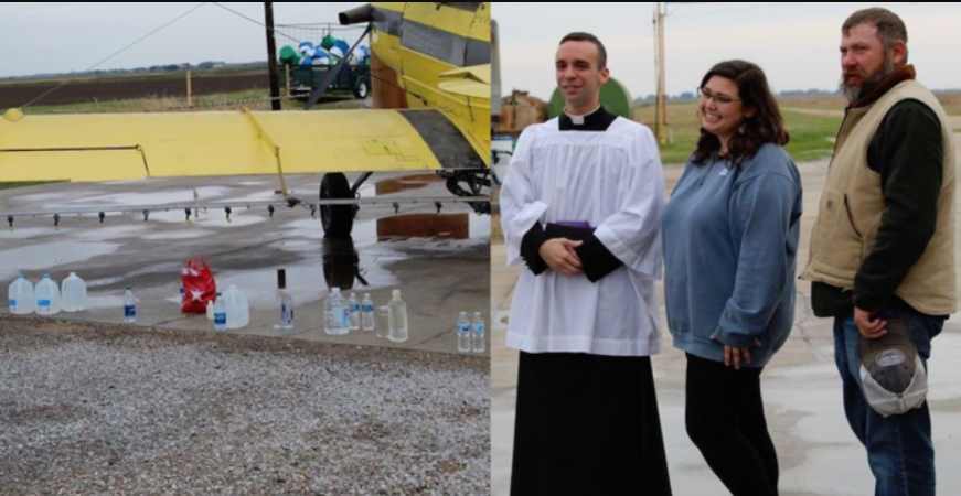 Iglesia usa avioneta para fumigar a su comunidad con agua bendita con motivo de la época navideña