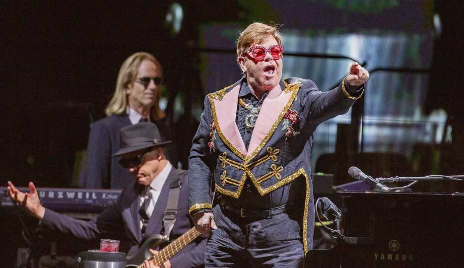Elton John insulta a policías: ‘¡Déjenla en paz, imbéciles!’