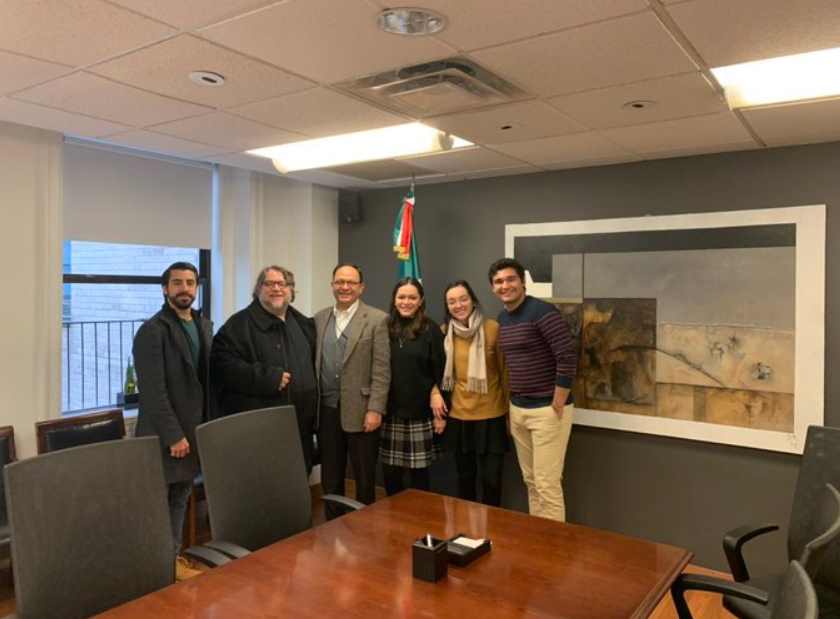 Guillermo del Toro visita de sorpresa a Consulado de México en NY