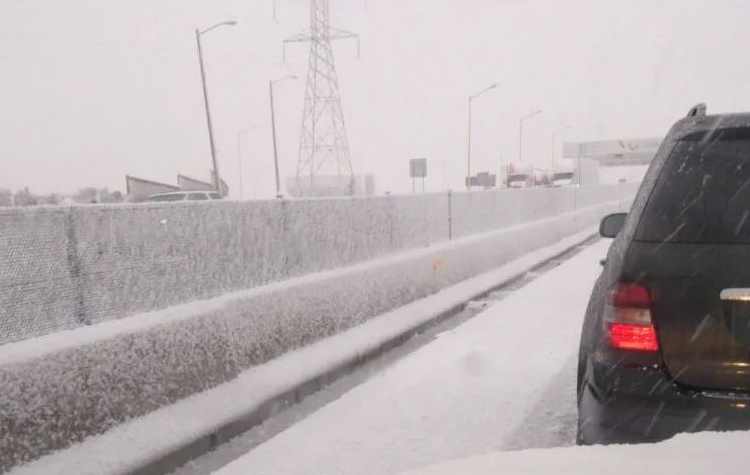 Fuerte nevada sorprende a habitantes; fenómeno ocasiona cierre de vialidades (video)
