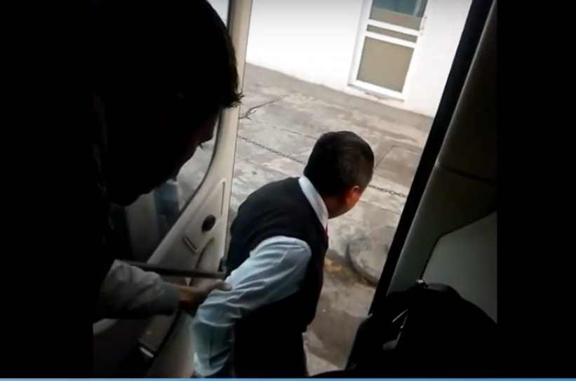 Pasajeros bajan a conductor de ADO por ir borracho, chocó contra poste | VIDEO
