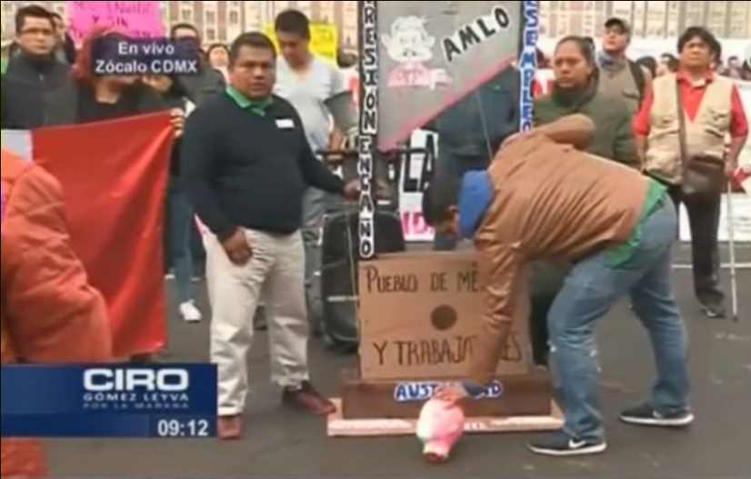 Extrabajadores del Seguro Popular incendian guillotina afuera del Palacio Nacional