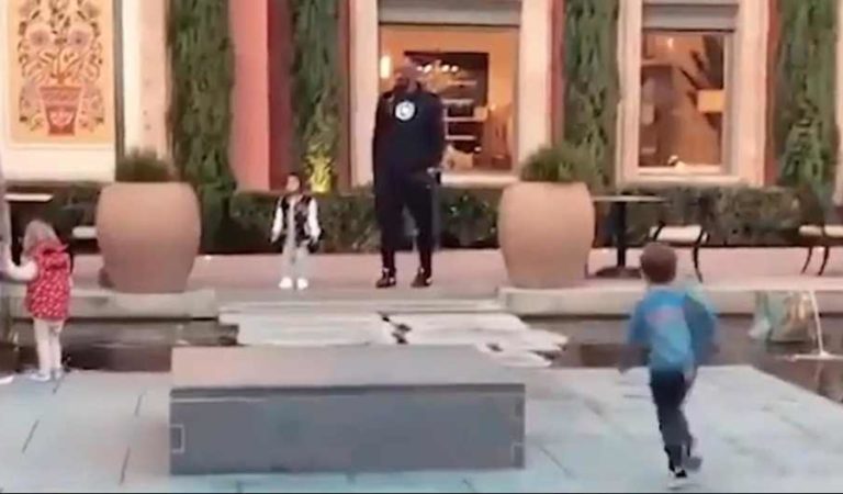 Jugando con su hija en un centro comercial: la última imagen de Kobe Bryant con vida