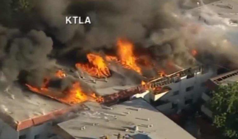 Rescatan en helicóptero a residentes de edificio en llamas en Los Ángeles | VIDEO