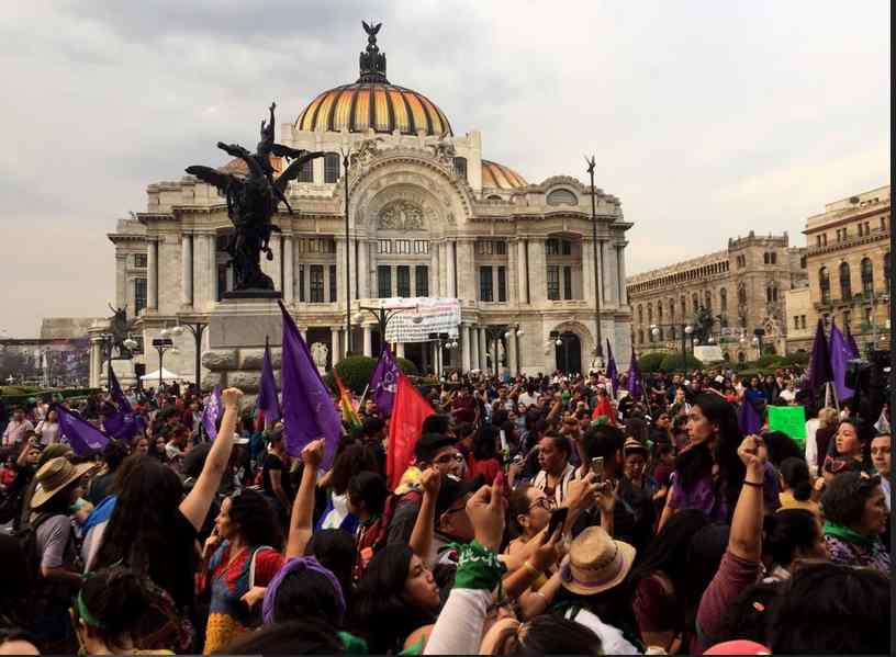 Mujeres se manifiestan frente a Bellas Artes, exigen justicia para activistas asesinadas