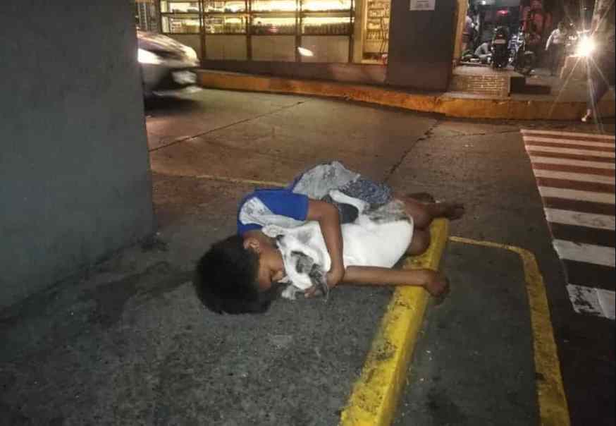 Niño sin hogar duerme en la calle abrazando a su perro, conmueve las redes (fotos)