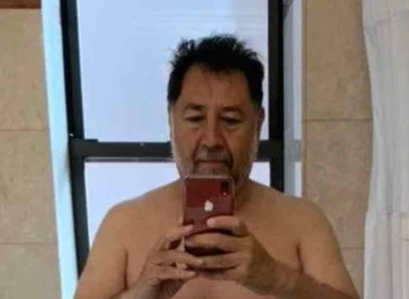 Le llueven memes a Fernández Noroña tras publicar selfi semidesnudo