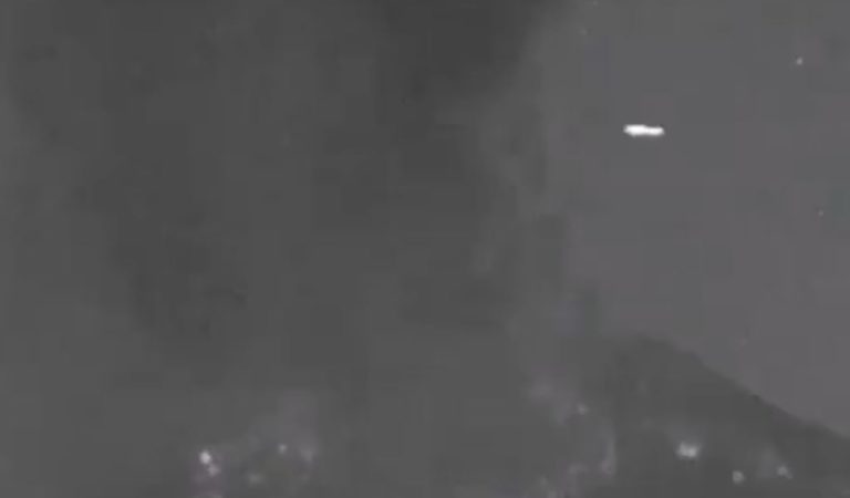 Popocatépetl registra fuerte explosión y pasa un OVNI cerca de cráter | VIDEO