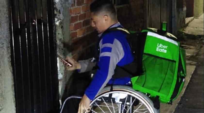 Viral: con ganas de salir adelante, joven se gana la vida repartiendo alimentos en silla de ruedas