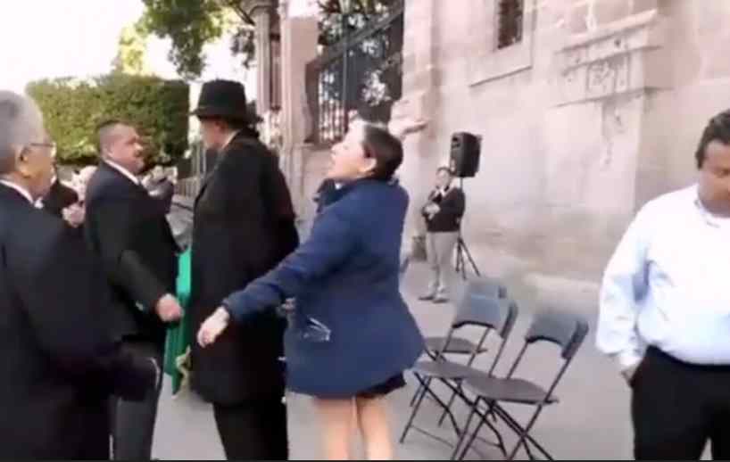 Colaborador de Mireles golpea a mujer tras llamar ‘pederasta’ al exlíder de autodefensas (video)