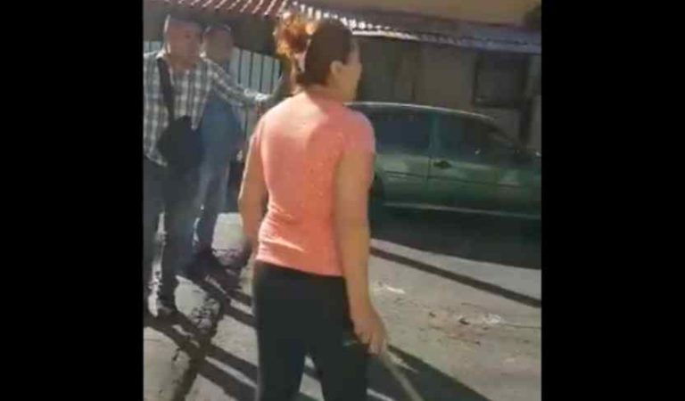 Vecinos enfrentan con policías para liberar a narcomenudistas (video)
