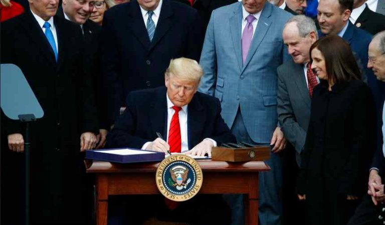 Donald Trump firma ratificación de T-MEC