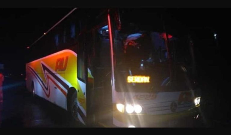 Asalantes apedrean autobús AU en Acatzingo; dejan muy herido a conductor