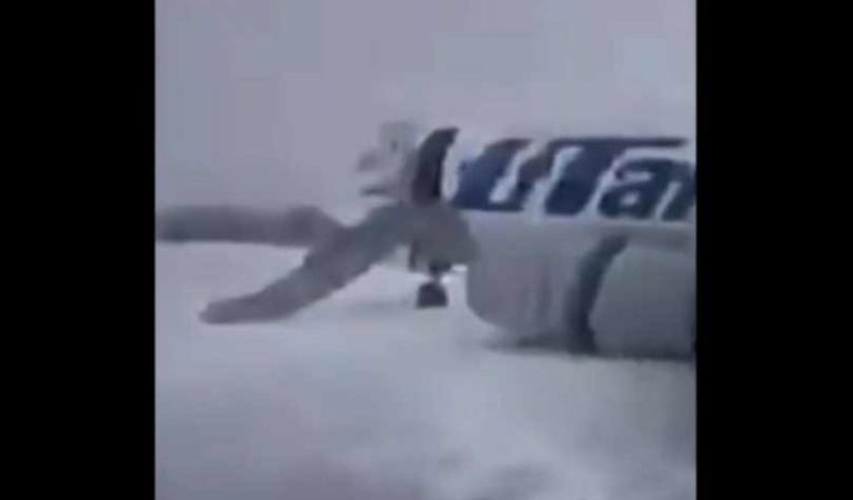 Aterriza avión con tren de aterrizaje roto y 100 personas a bordo | VIDEO