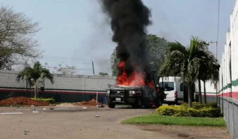 Autodefensas queman patrulla y enfrentan a Fuerza Civil en Veracruz