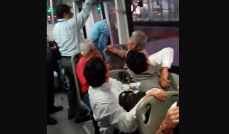 Borrachito asoma la cabeza en Metrobús y puertas lo atrapan