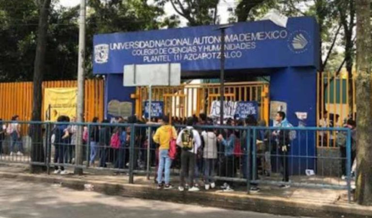 Encapuchados apuñalan a alumna en baños del CCH Azcapotzalco