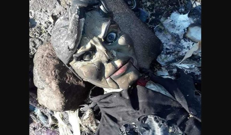 Encuentran aterrador muñeco en el Río Bravo; le prenden fuego y queda intacto | FOTOS