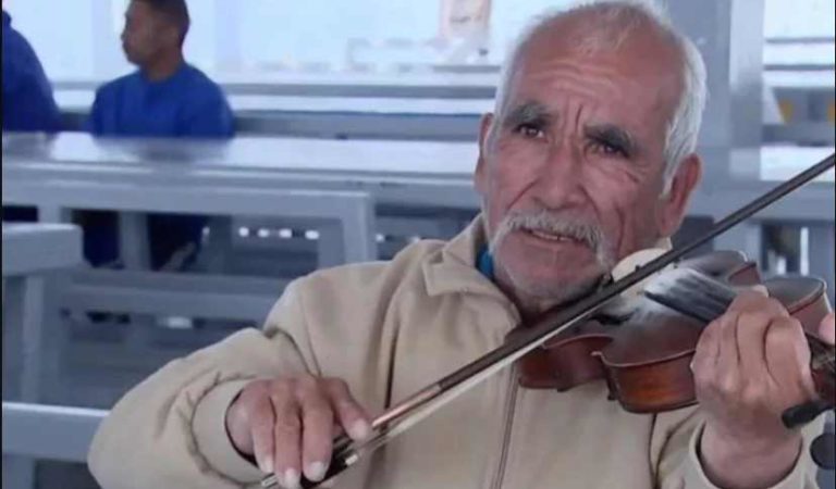 Intentaron robarle su violín, se defendió y está preso: la indignante historia del anciano encarcelado junto a criminales de alta peligrosidad