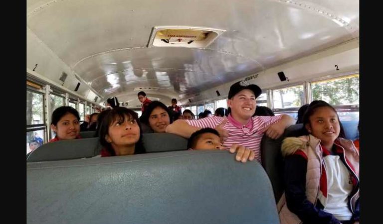 Joven de EU regala autobús escolar repleto de útiles a niños de Michoacán