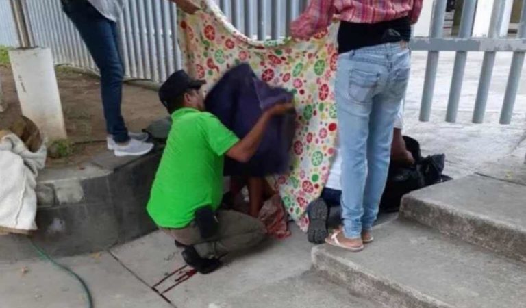 Mujer da a luz en calles de Michoacán tras negarle atención médica