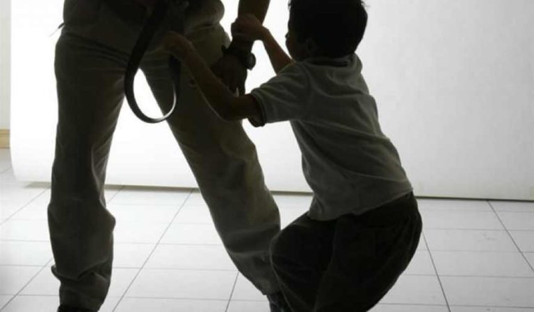 Policías de Nuevo León someten y golpean a niño con autismo