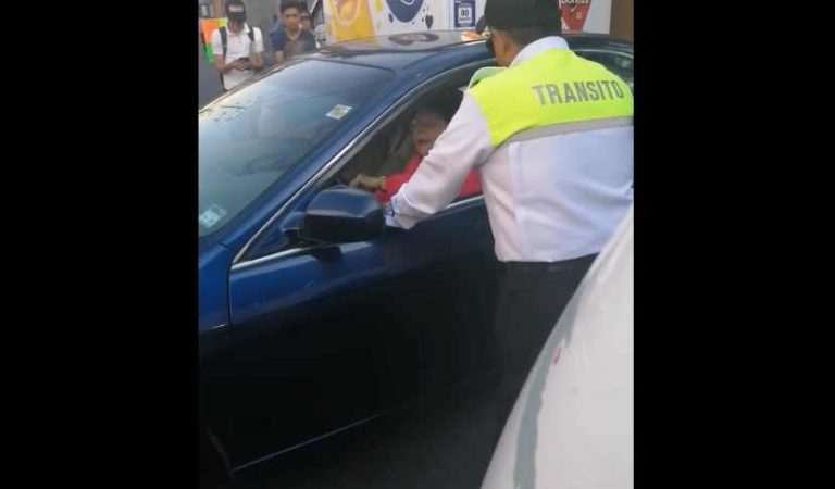 VIDEO: Unen fuerzas para mover a señora que se estacionó a la mitad de la calle