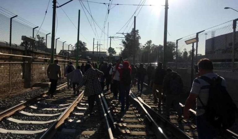 Usuarios de Tren Ligero caminan en las vías tras fallas en Tasqueña | VIDEO