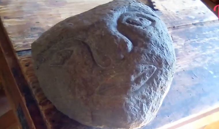 Campesino encuentra sorprendente rostro de piedra en Oaxaca | VIDEO