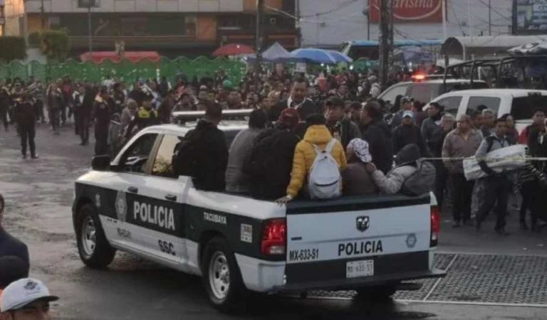 Caos en CDMX: Policías ayudan trasladando usuarios afectados en patrullas