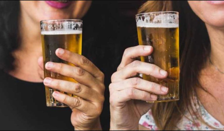 Cerveza beneficia más a las mujeres que leche y calcio; afirman estudios científicos