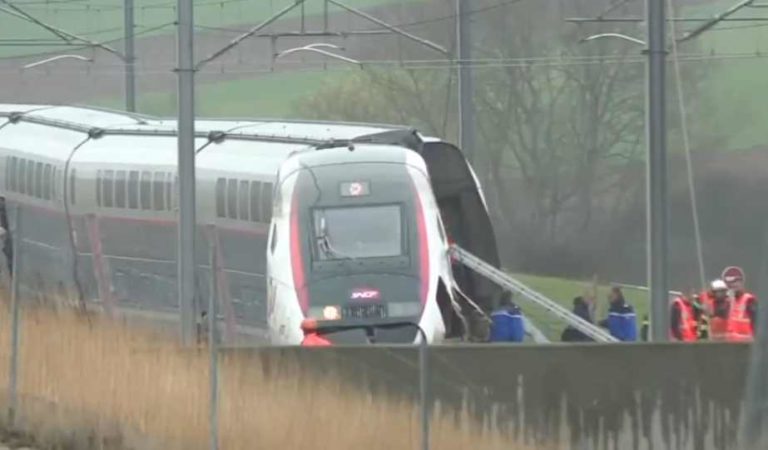 Descarrila tren de alta velocidad y deja 22 heridos en Francia