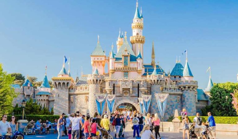 Disneyland California cierra temporalmente por Covid-19