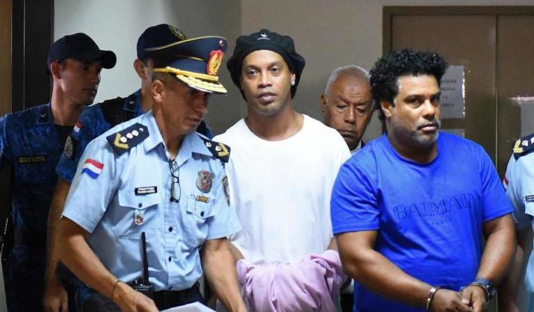 Tras pagar fianza de 1.6 millones de dólares, Ronaldinho sale de prisión