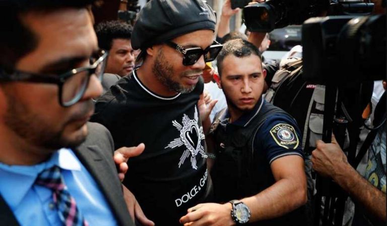 Liberan a Ronaldinho tras ser detenido en Paraguay